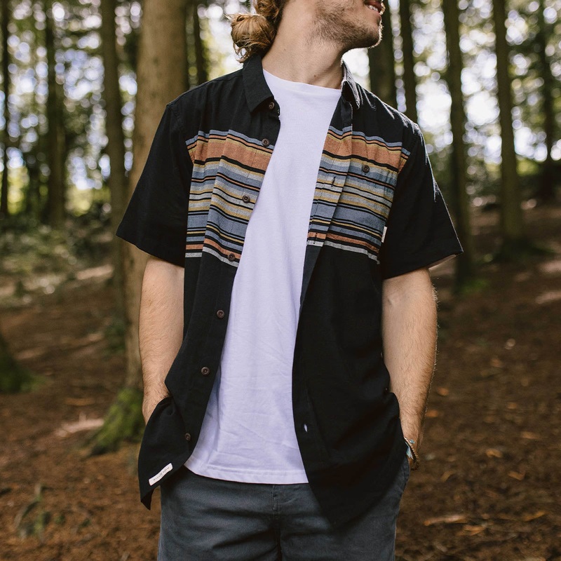 Ebb Bio-Baumwoll Kurzarmhemd – Schwarzer Streifen