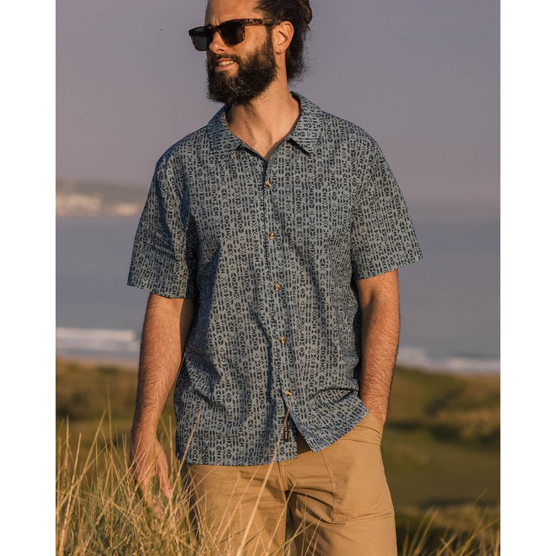 Cove Bio-Baumwolle Kurzarmhemd – Blau Mini Geo