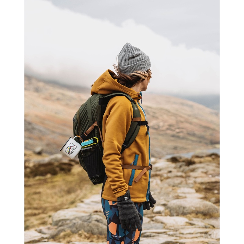 Slope Kapuzenpullover aus recyceltem Fleece – Staubiges Ocker