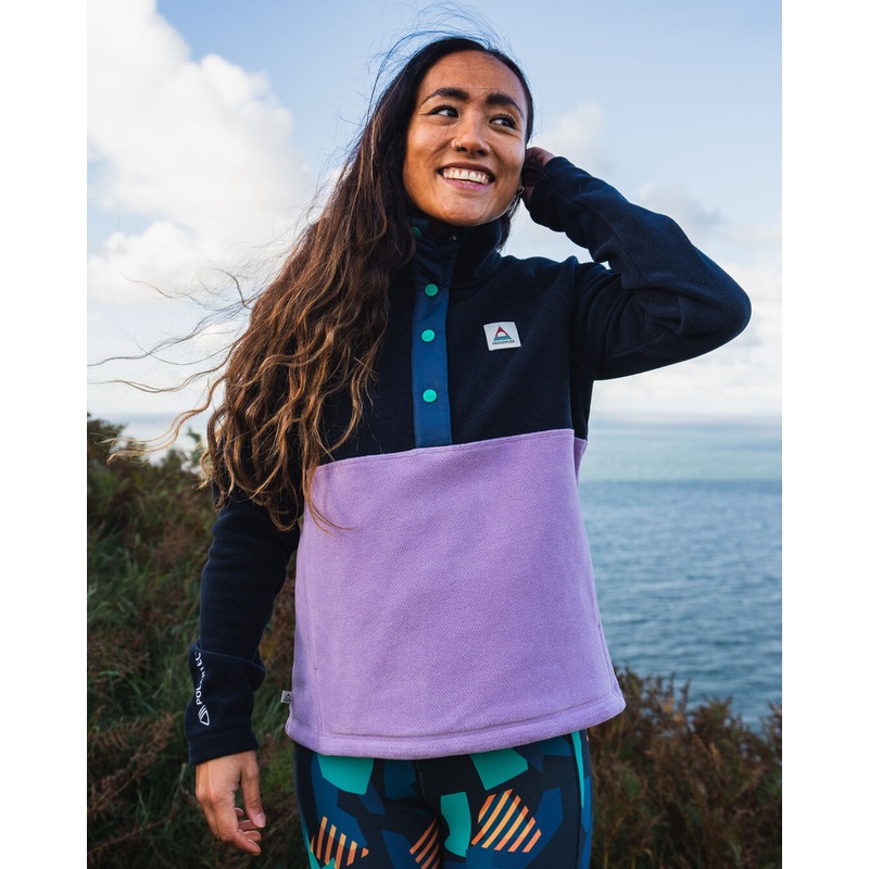 Snowdrop Pullover aus recyceltem Polartec Fleece – Flieder/ Dunkelmarineblau