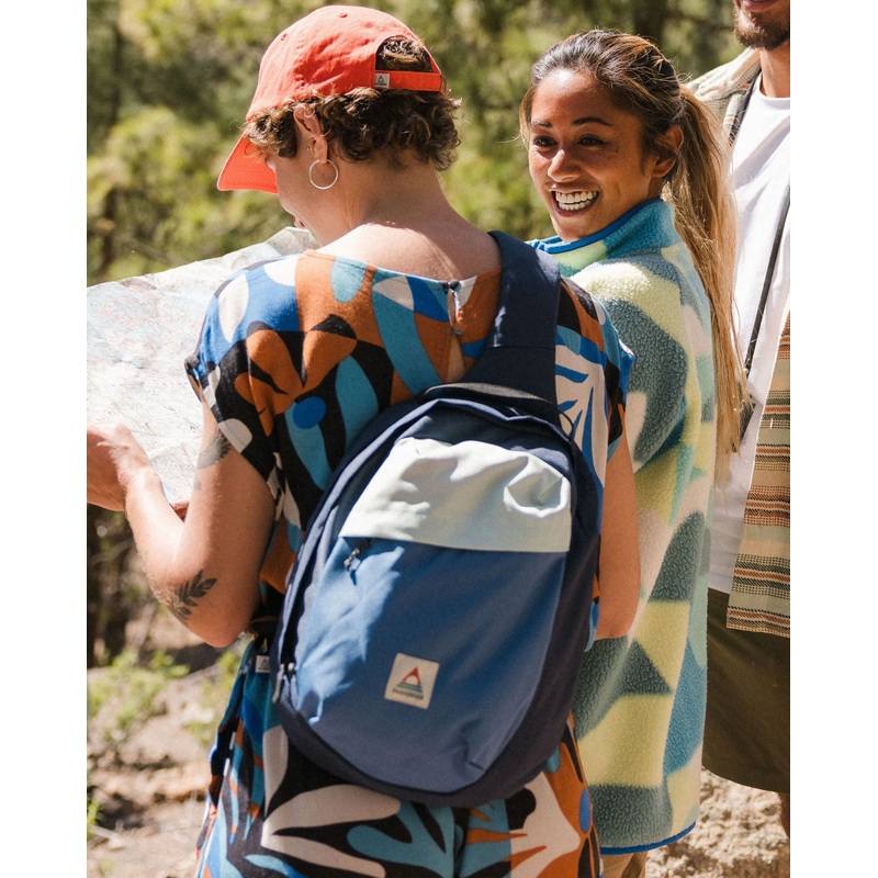 Boondocker Recycelte Tasche 8L – Tiefes Marineblau/Brandungsspray/Mondlichtblau